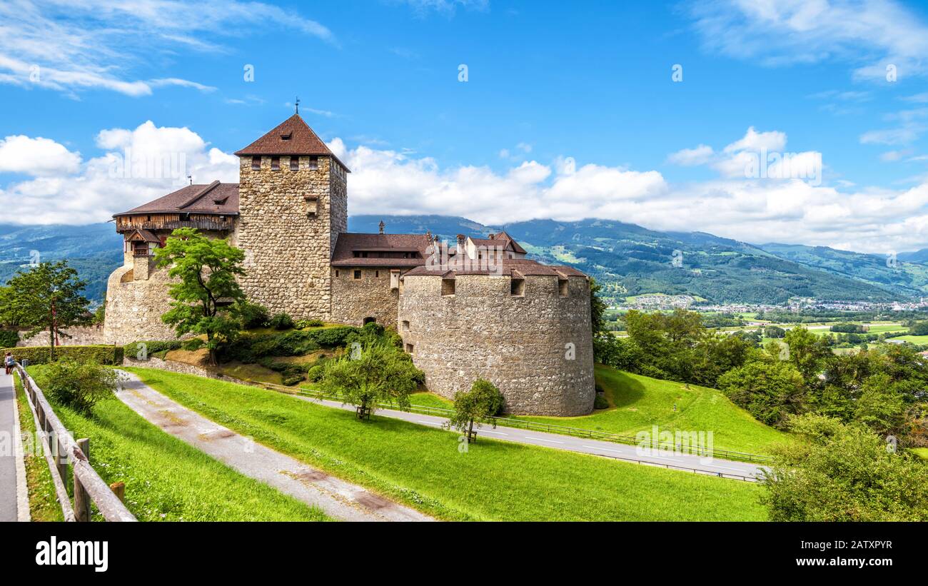 Castello di Vaduz in Liechtenstein. Questo castello reale è un punto di riferimento del Liechtenstein e della Svizzera. Panorama panoramico dell'antico castello medievale in montagna delle Alpi Foto Stock