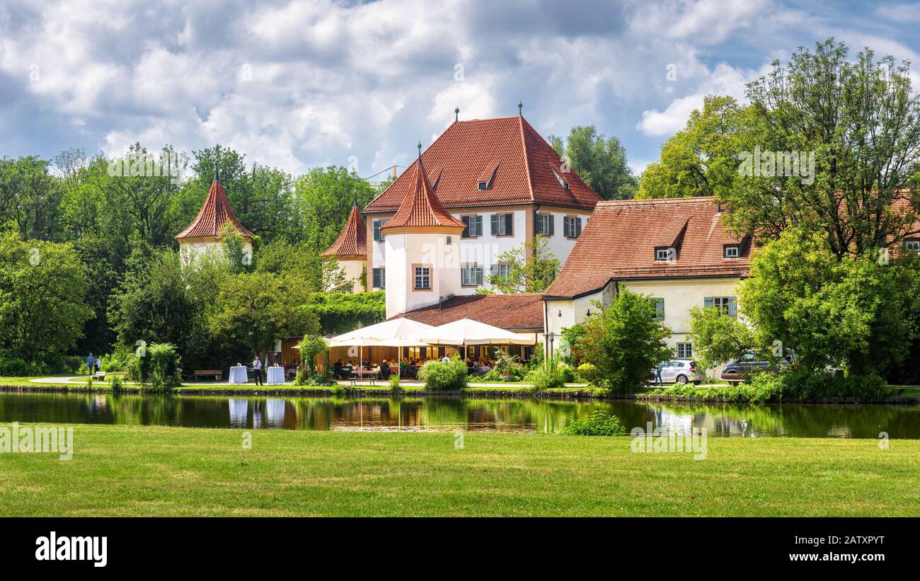 Castello Di Blutenburg A Monaco, Germania. E' un antico punto di riferimento della citta' di Monaco. Panorama del castello fiabesco sul fiume Wurm in Baviera. Vista panoramica di medi Foto Stock