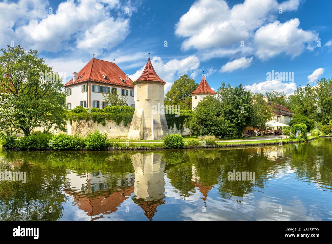 Castello Di Blutenburg A Monaco, Germania. E' un antico punto di riferimento della citta' di Monaco. Vista panoramica dell'architettura medievale di Monaco in estate. Bella panoramica Foto Stock