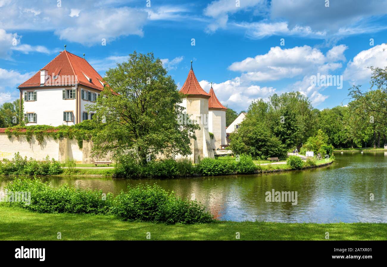 Castello Di Blutenburg A Monaco, Germania. E' un'attrazione turistica della citta' di Monaco. Panorama panoramico del vecchio castello sul fiume Wurm in Baviera. Bella vie Foto Stock