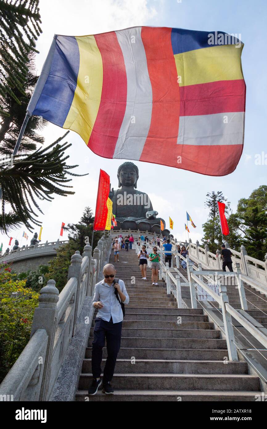 Statua del Buddha Lantau Hong Kong - il grande buddha seduto, e la bandiera buddista della religione, a Lantau Island Hong Kong Asia Foto Stock