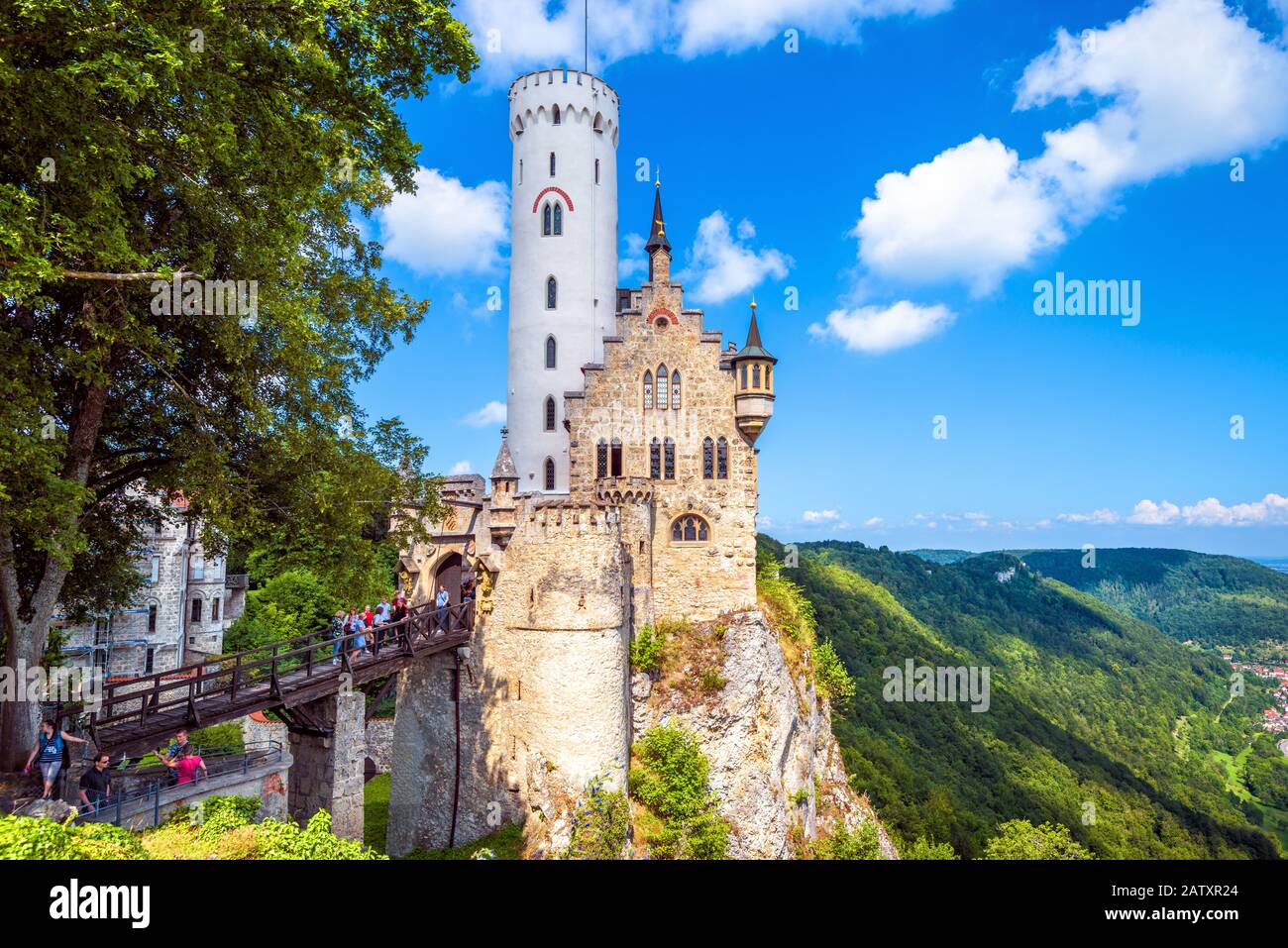 Germania - 4 agosto 2019: Castello di Lichtenstein in estate. Questo bellissimo castello è un punto di riferimento di Baden-Wurttemberg. Vista panoramica del magico Lichtenstein Cast Foto Stock