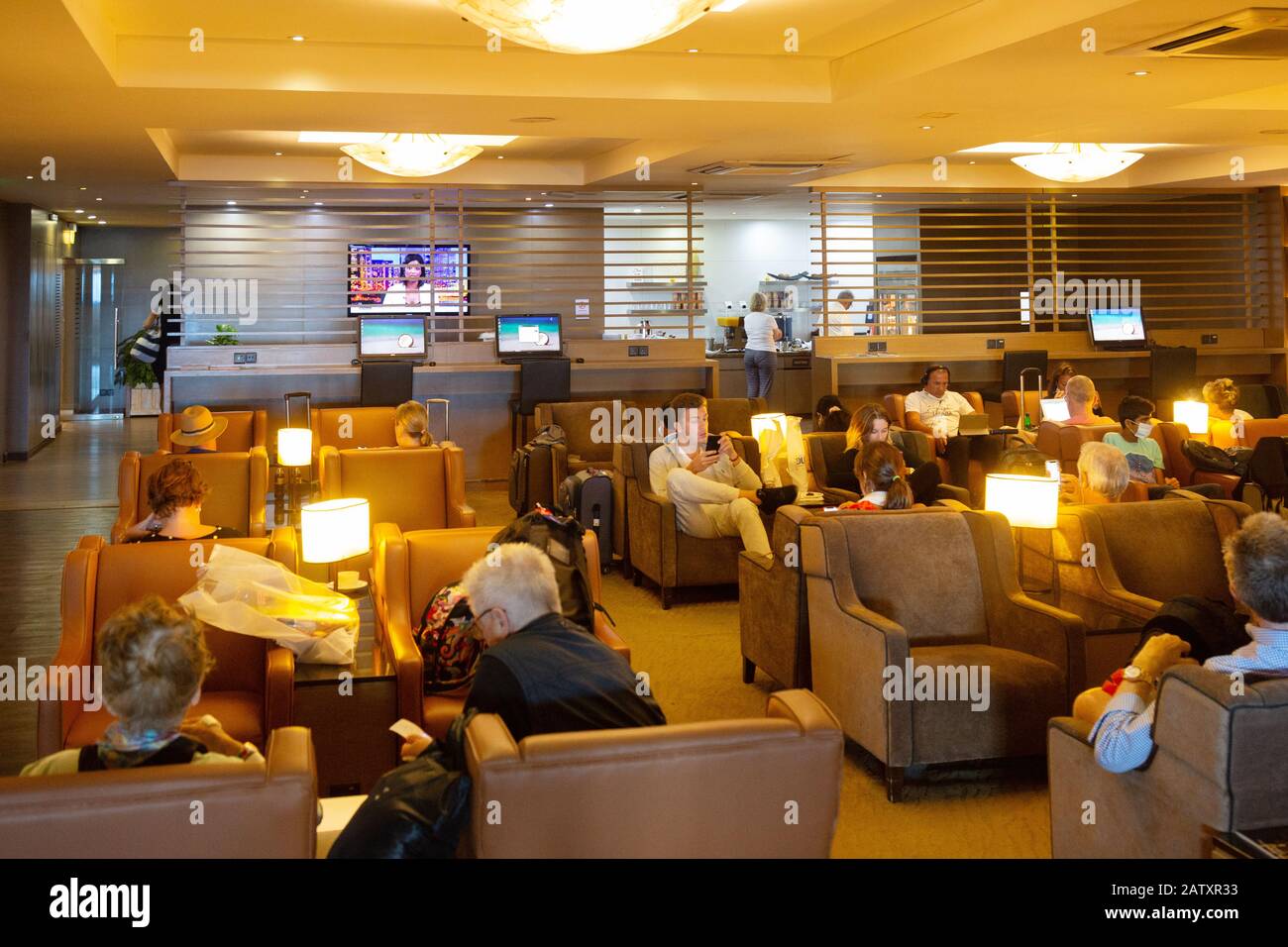 Persone che si rilassano nella Leeli Lounge, lounge nel terminal internazionale, Male International Airport (Velana International Airport), Male, Maldive Foto Stock