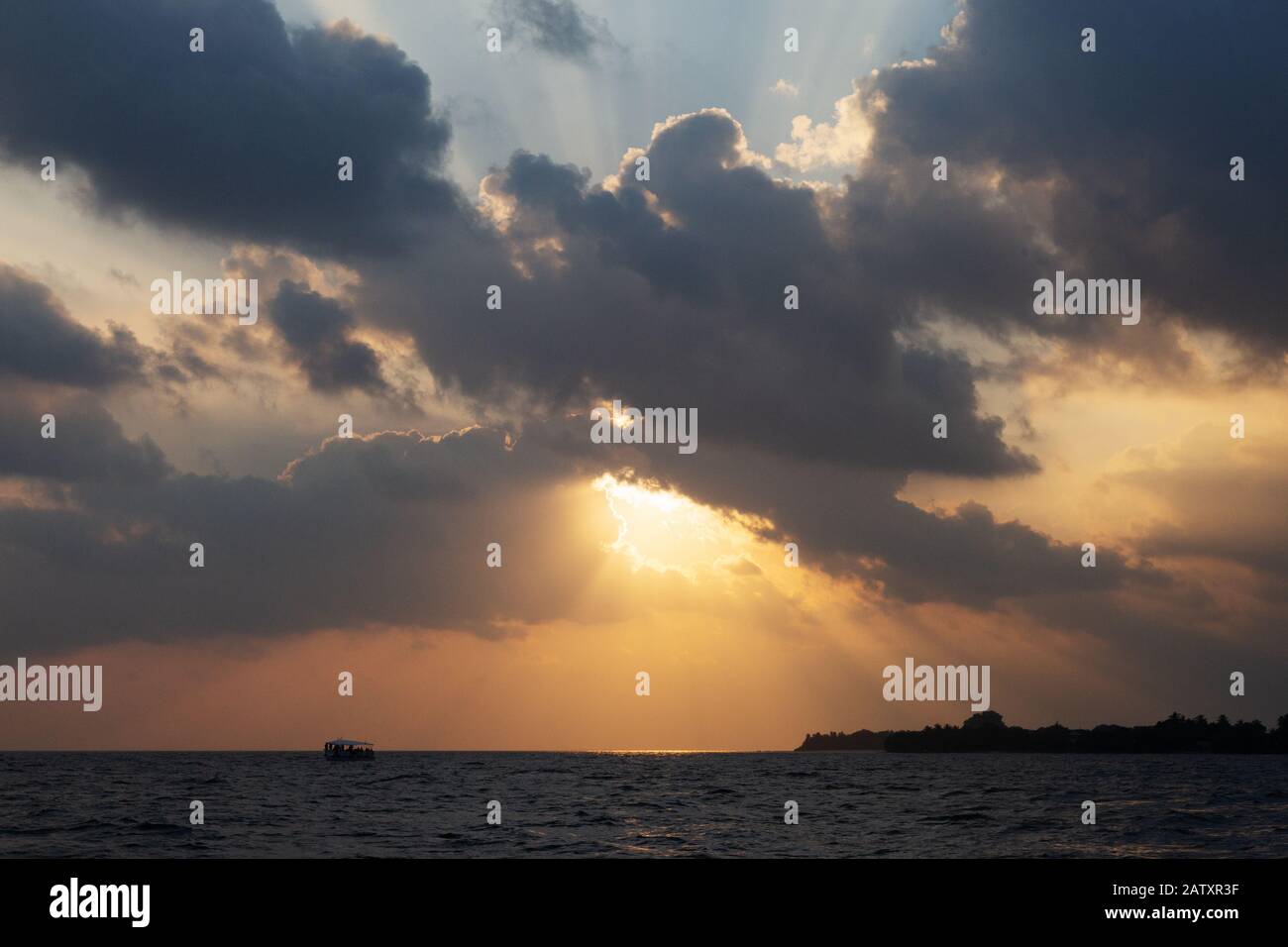 Tramonto tropicale - drammatico tramonto sull'Oceano Indiano nelle Isole Maldive, Maldive, Asia Foto Stock