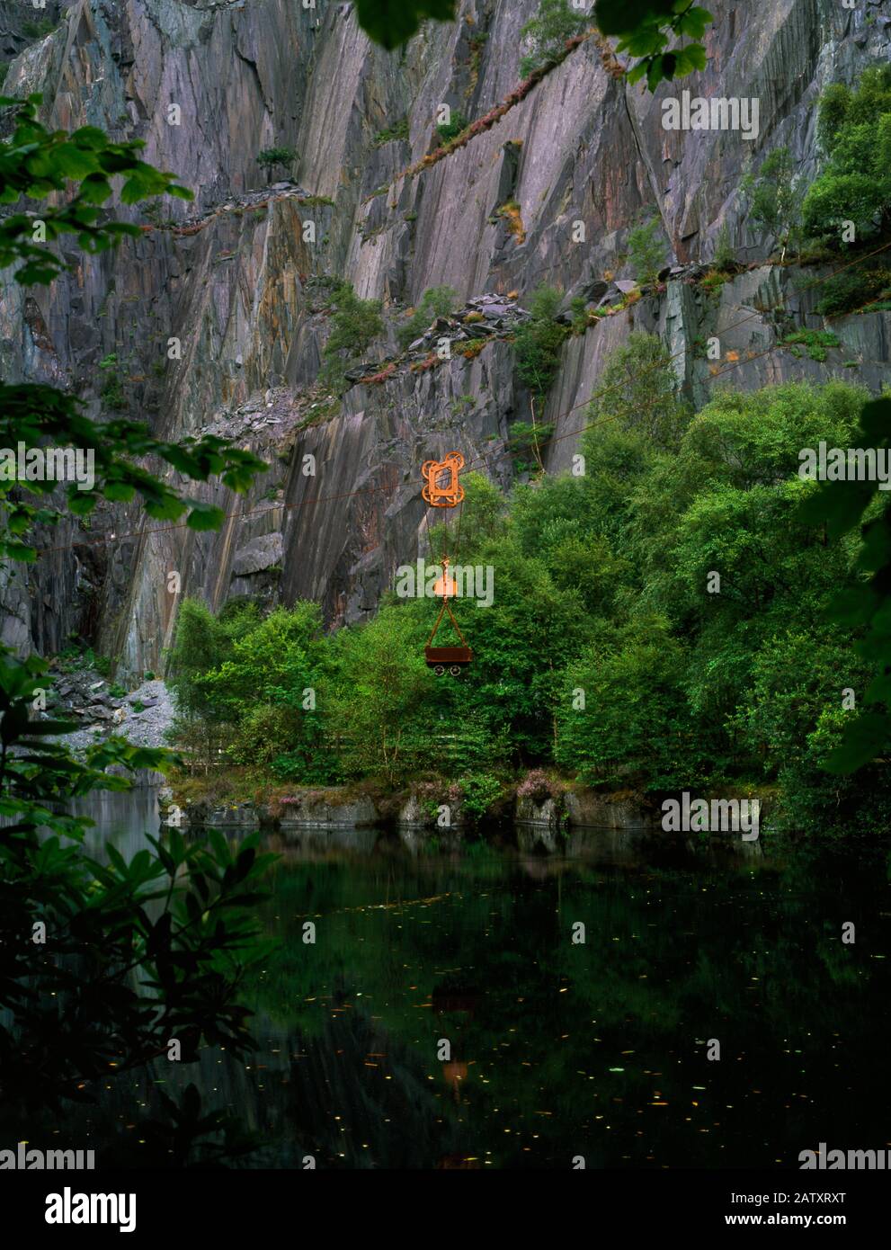 Vista NE delle superfici di lavoro a gradini (ponciau, gallerie), della cava di ardesia viana, Llanberis, Galles, Regno Unito, con un verricello a fune e a fune. Foto Stock