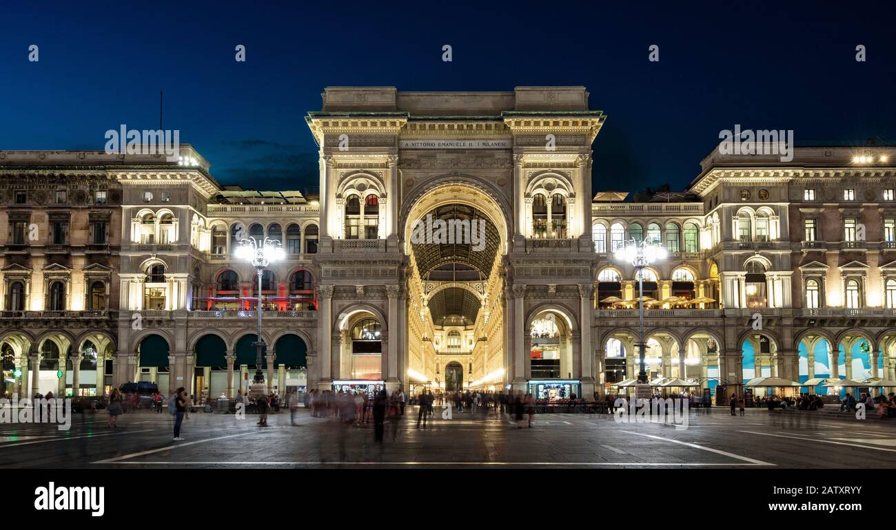 Galleria Vittorio Emanuele II di notte, Milano, Italia. E' un famoso punto di riferimento di Milano. Panorama di Piazza del Duomo nel centro di Milano al tramonto. Foto Stock