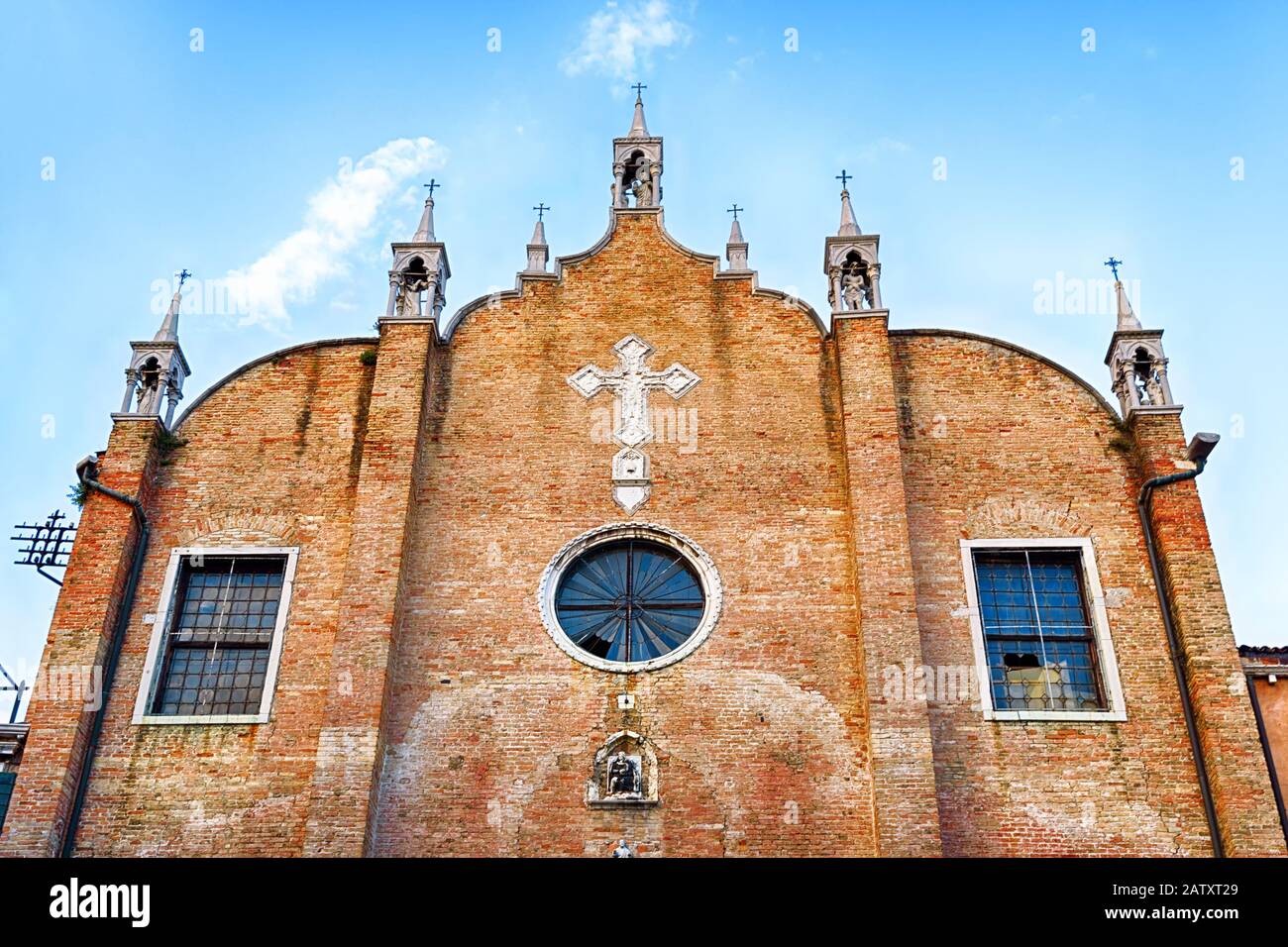 Chiesa Di Sant'Apollinare, Venezia, Italia. È una delle chiese più antiche di Venezia. Facciata d'epoca del vecchio tempio cattolico da vicino. Archi medievali Foto Stock