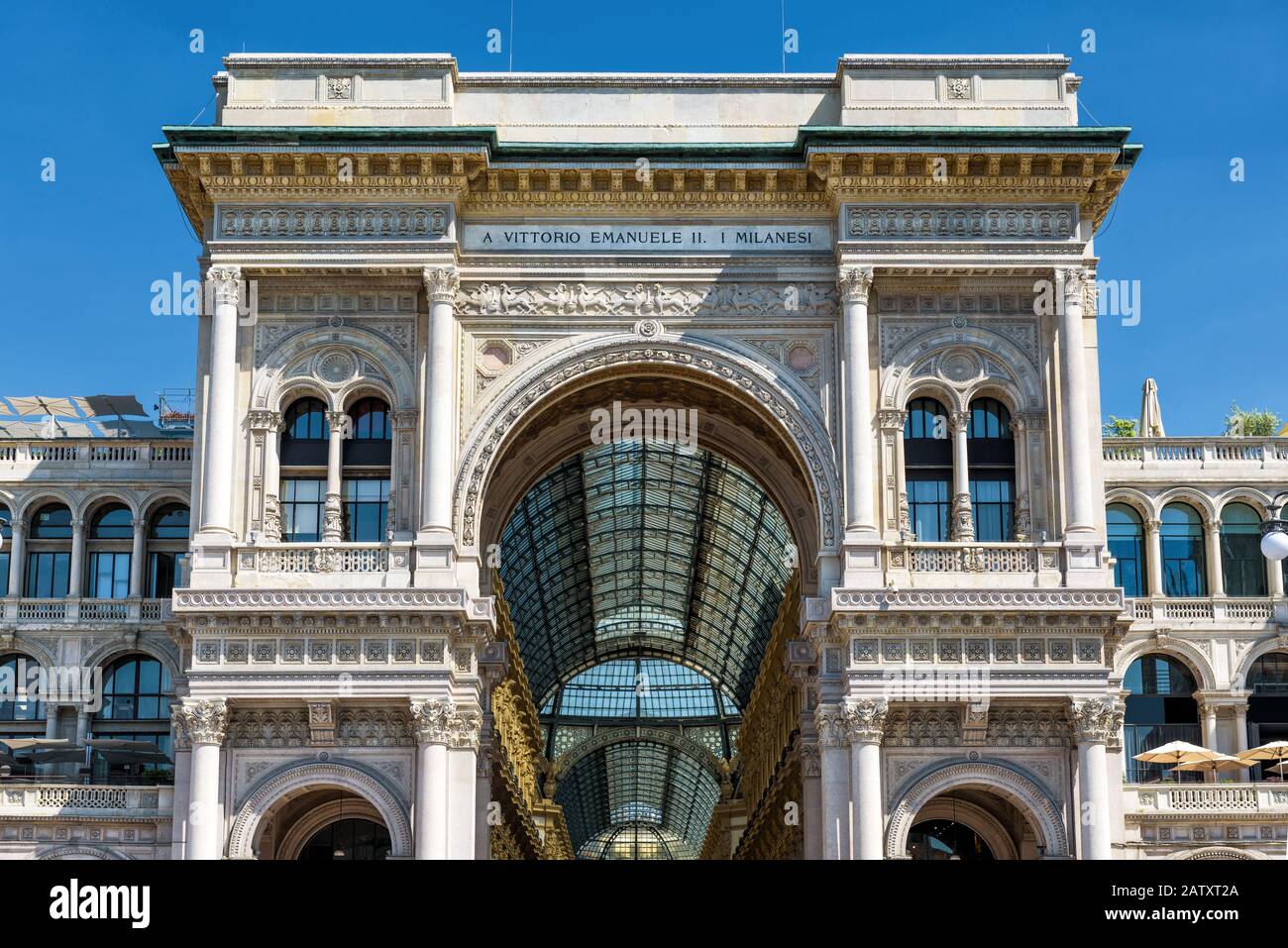 Galleria Vittorio Emanuele II sulla Piazza del Duomo di Milano. Questa galleria è uno dei centri commerciali più antichi del mondo e Foto Stock