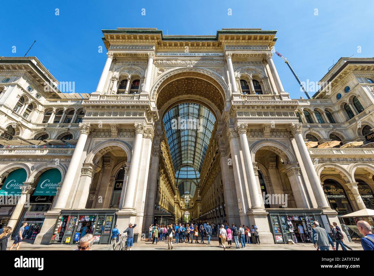 Milano, Italia - 16 maggio 2017: La Galleria Vittorio Emanuele II sulla Piazza del Duomo. Questa galleria è una delle più antiche del mondo Foto Stock