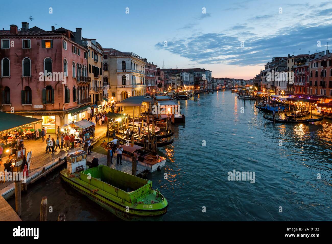 Venezia, Italia - 17 maggio 2017: Canal Grande di notte. Il Canal Grande è uno dei principali corridoi di traffico acquatico e attrazioni turistiche di Venezia. Foto Stock