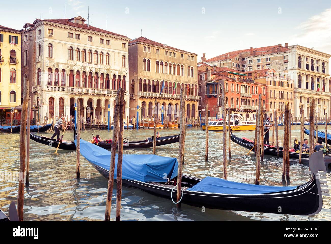 Venezia, Italia - 21 maggio 2017: Ormeggio per gondole sul Canal Grande. La gondola è il mezzo di trasporto turistico più attraente di Venezia. Foto Stock