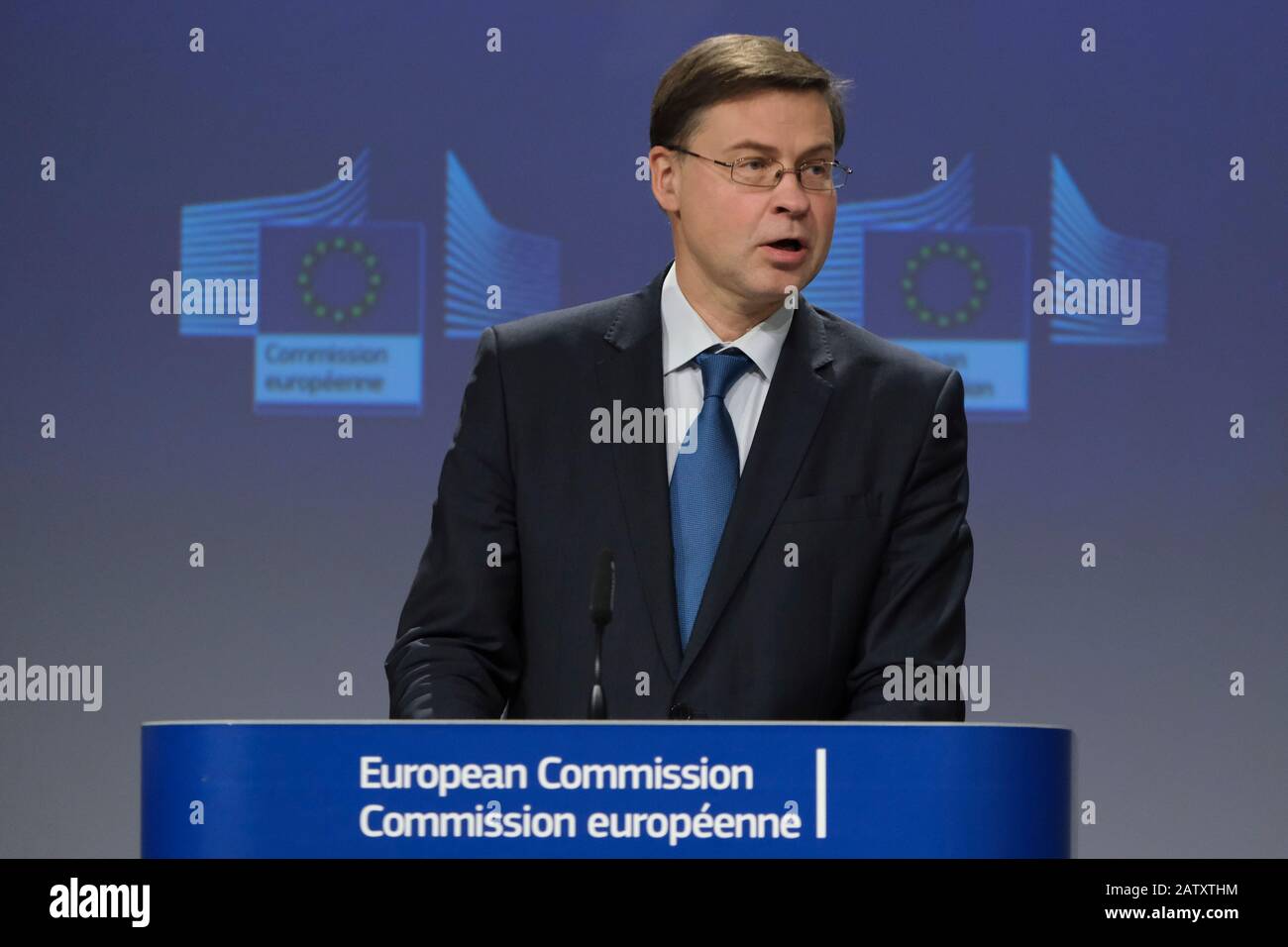 Bruxelles, Belgio. 5th Feb, 2020. Valdis Dombrovskis, Vicepresidente esecutivo responsabile dell'economia, dà una conferenza stampa sulla revisione della governance economica dell'UE. Credito: Alexandros MICHAILIDIS/Alamy Live News Foto Stock