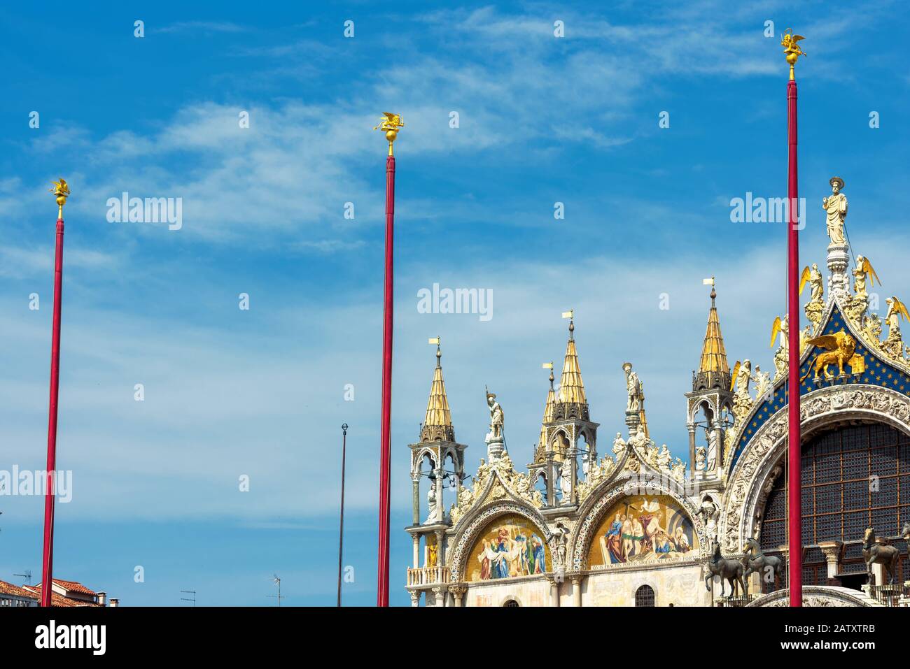 Basilica di San Marco (Basilica di San Marco) sullo sfondo blu del cielo a Venezia, Italia. La Basilica di San Marco è la principale attrazione turistica di Ven Foto Stock