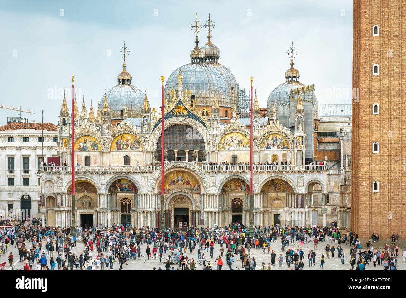 Venezia, Italia - 20 maggio 2017: Basilica di San Marco o Basilica di San Marco a Venezia. E' una delle principali attrazioni turistiche di Venezia. Molta gente cammina vicino Foto Stock