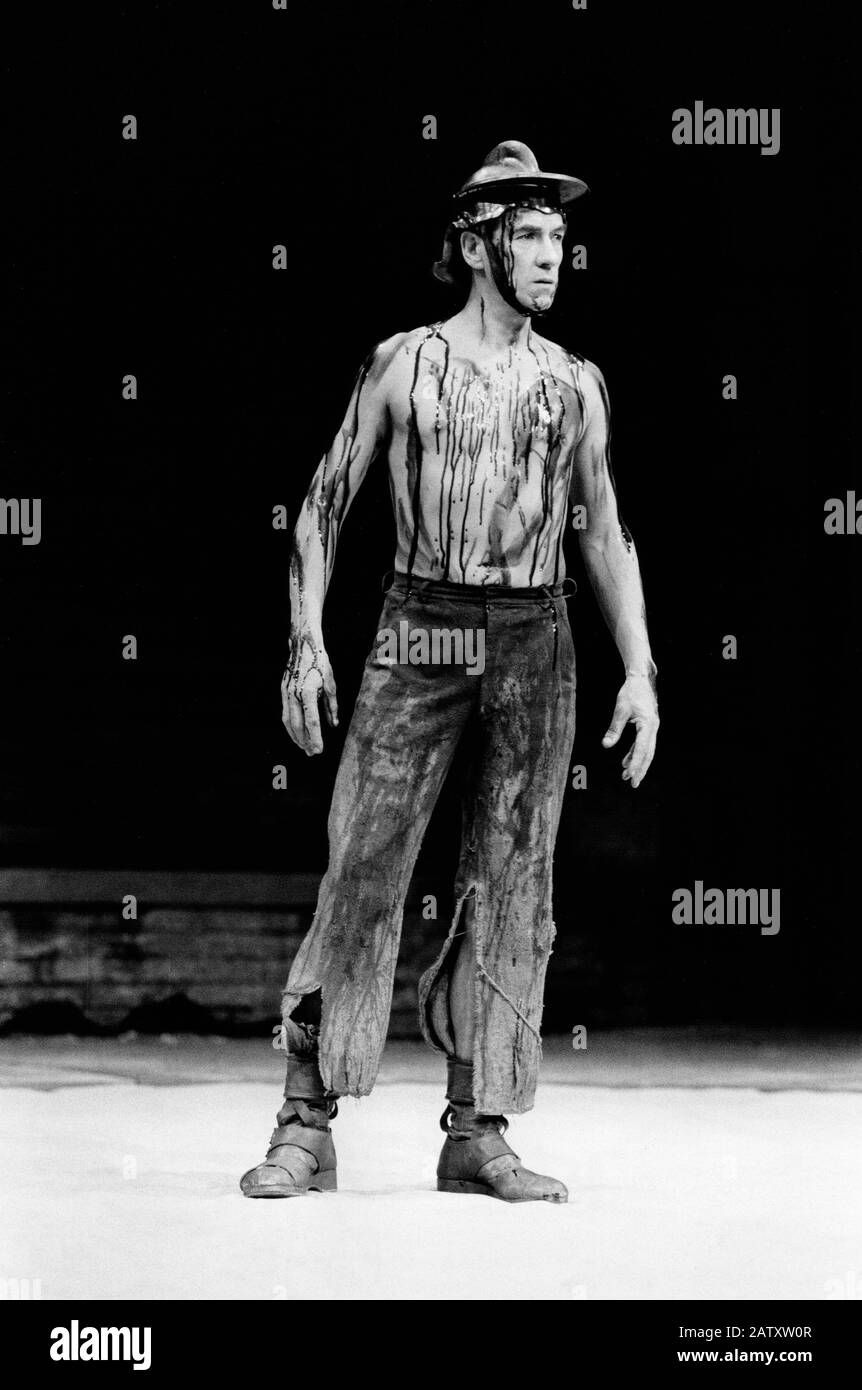 Ian McKellen (Coriolanus) a CORIOLANUS di Shakespeare diretto da Peter Hall all'Olivier Theatre, National Theatre (NT), Londra nel 1984. Sir Ian Murray McKellen, nato nel 1939, Burnley, Inghilterra. Scenografia inglese e attore cinematografico. Co-fondatore di Stonewall, attivista per i diritti dei gay, nominato cavaliere nel 1990, ha fatto un compagno D'Onore 2007. Foto Stock