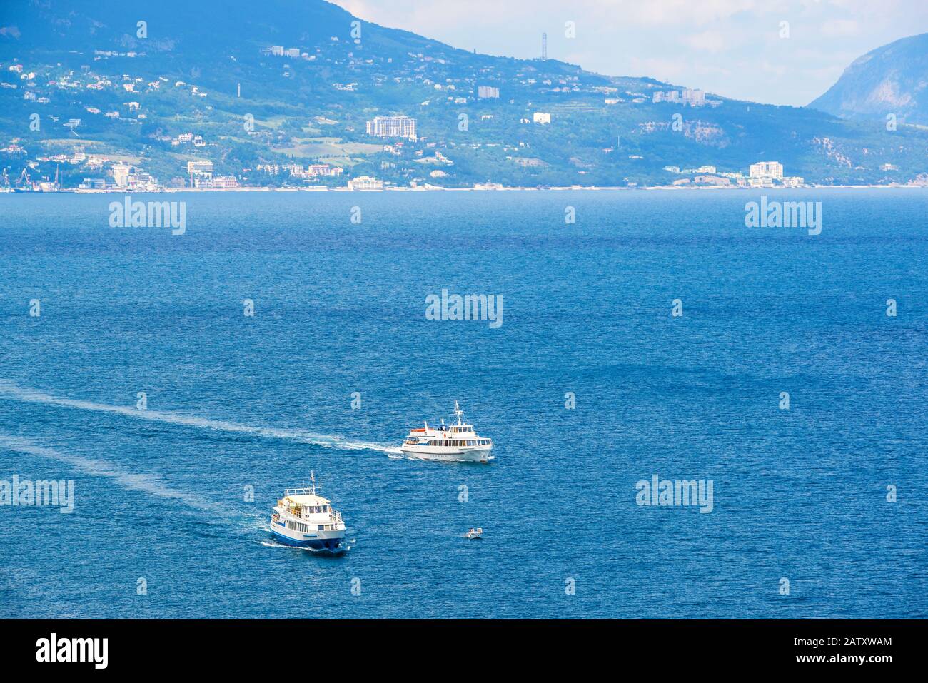 Barche turistiche vela dalla città di Yalta nel Mar Nero, Crimea Foto Stock