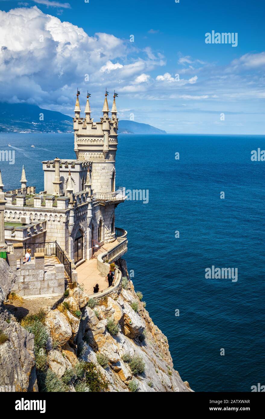 Crimea - 18 MAGGIO 2016: Il famoso castello Swallow's Nest sulla roccia nel Mar Nero. Questo castello è un simbolo della Crimea. Foto Stock
