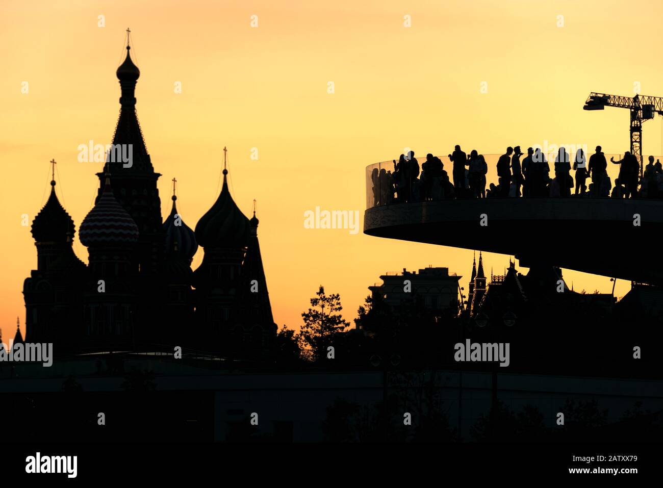 Mosca al tramonto, Russia. Ponte galleggiante con vista sulla Cattedrale di San Basilio`s. Il Parco Zaryadye è un'attrazione turistica di Mosca. La gente visita la Mosca l Foto Stock