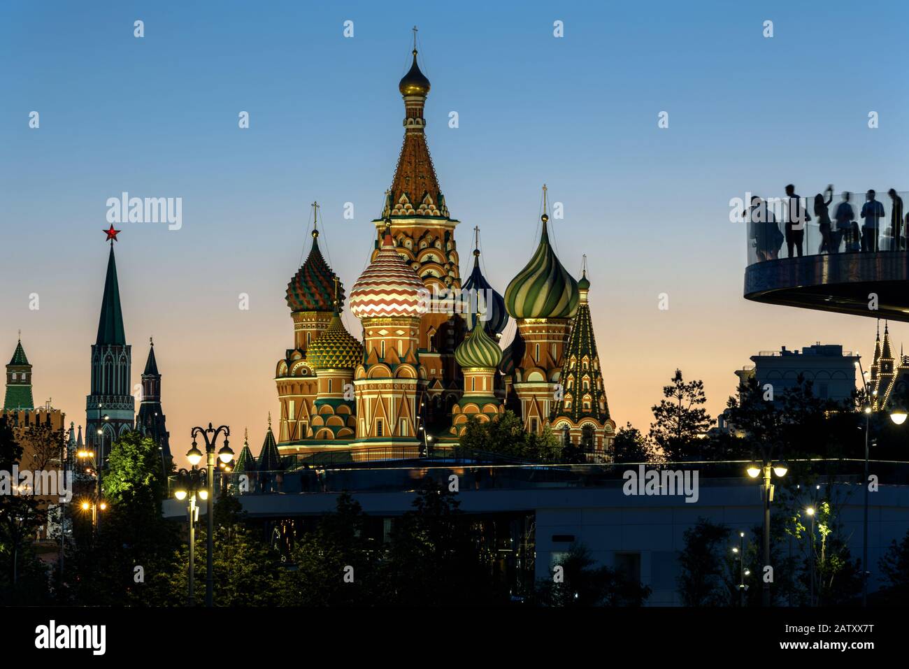 Cremlino di Mosca e Cattedrale di San Basilio`s di notte, Russia. Vista dal Parco Zaryadye, nuova attrazione turistica di Mosca. Panorama del centro di Mosca in Foto Stock