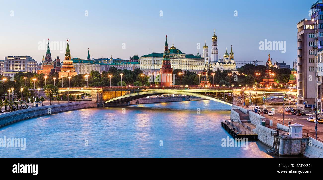 Cremlino Di Mosca Sul Fiume Moskva, Russia. Bella vista del famoso centro di Mosca in estate. Panorama del vecchio Cremlino di Mosca e Bolshoy Kamenny Foto Stock