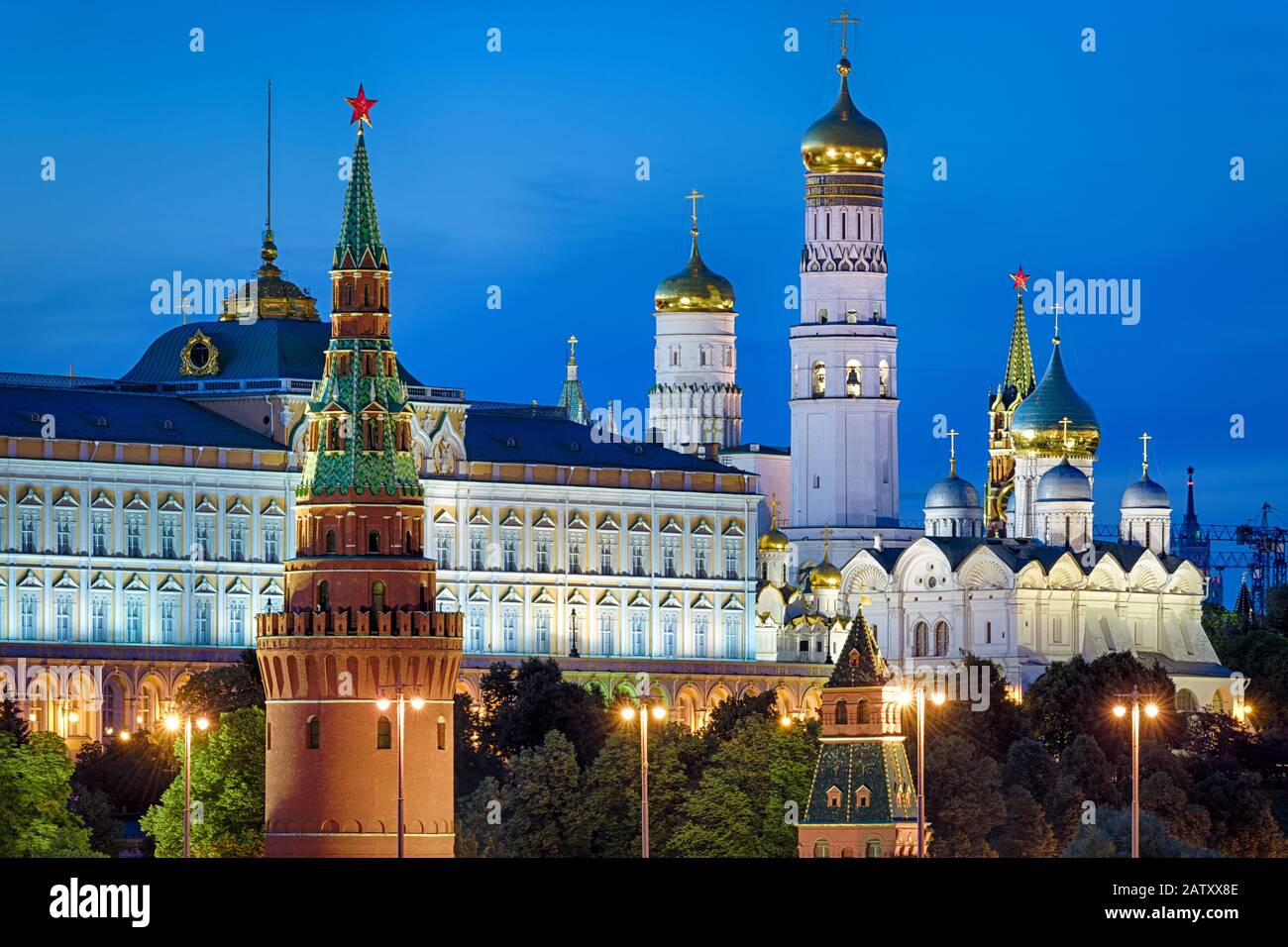 Il Cremlino di Mosca si è chiuso di notte, in Russia. E' una delle principali attrazioni turistiche di Mosca. Bella vista dell'antico Cremlino di Mosca in serata estiva. Fa Foto Stock