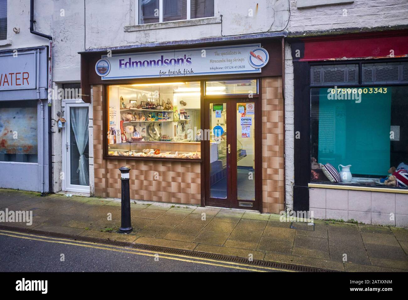 Il negozio di pesce fresco di Edmondson a Morcambe ovest è specializzato in gamberetti della baia Foto Stock