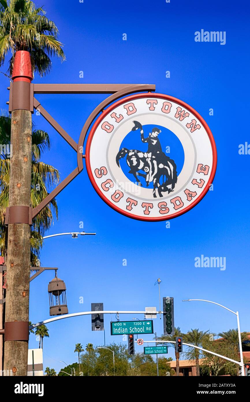 Città vecchia Scottsdale cartello circolare sospeso sotto i cieli blu dell'Arizona Foto Stock