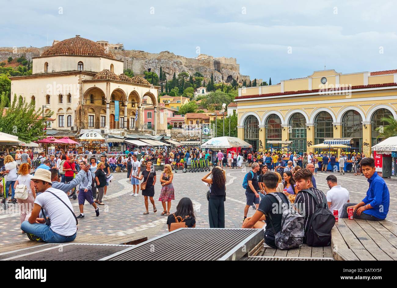 Atene, Grecia - 20 settembre 2019: Persone in Piazza Monastiraki, nel centro storico di Atene in serata Foto Stock