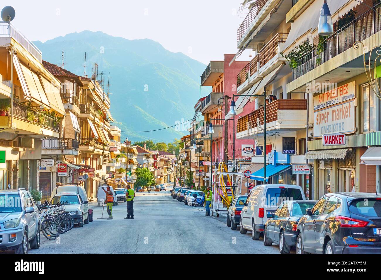Kalabaka, Grecia - 18 settembre 2019: Strada con sop e auto parcheggiate nella città di Kalabaka Foto Stock