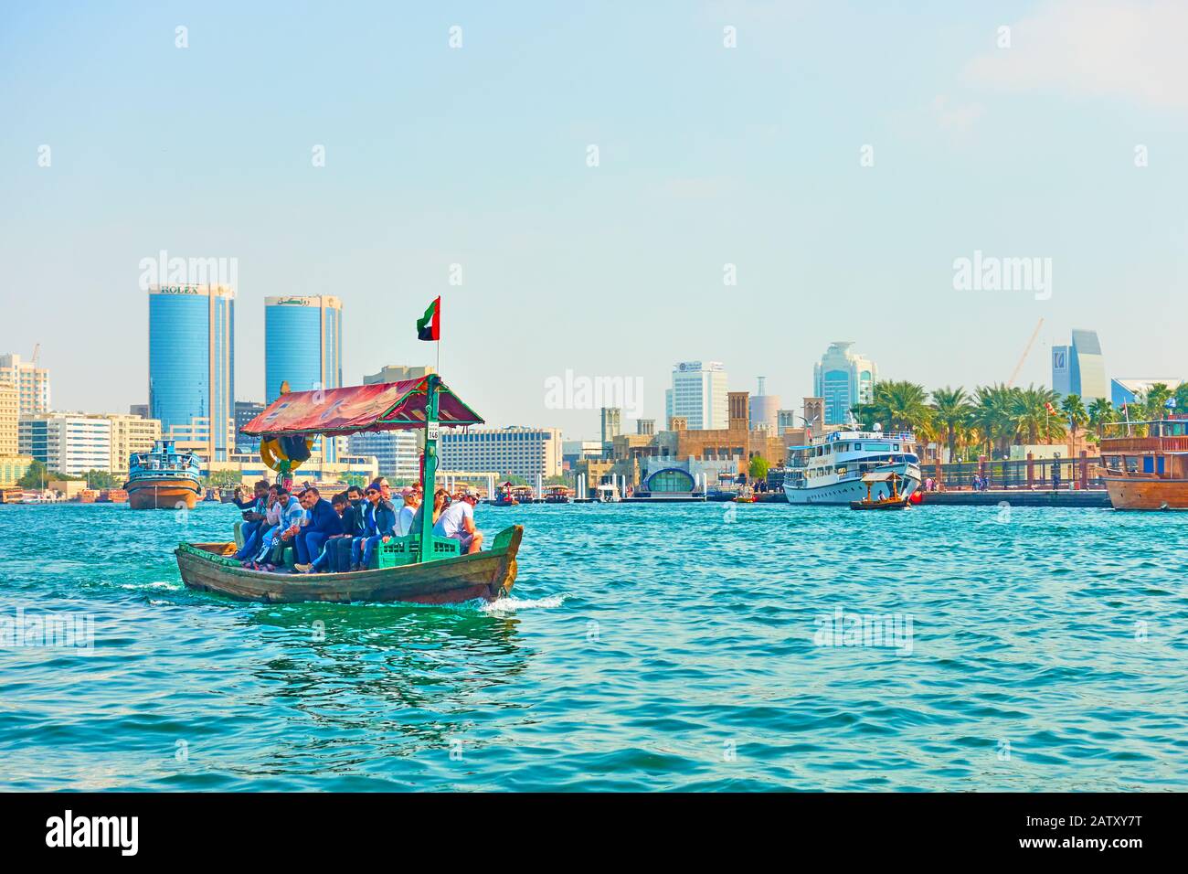 Dubai, OAE - 31 gennaio 2020: Imbarcazione tradizionale Abra con passeggeri nella baia di Creek a Bur Dubai, Emirati Arabi Uniti Foto Stock
