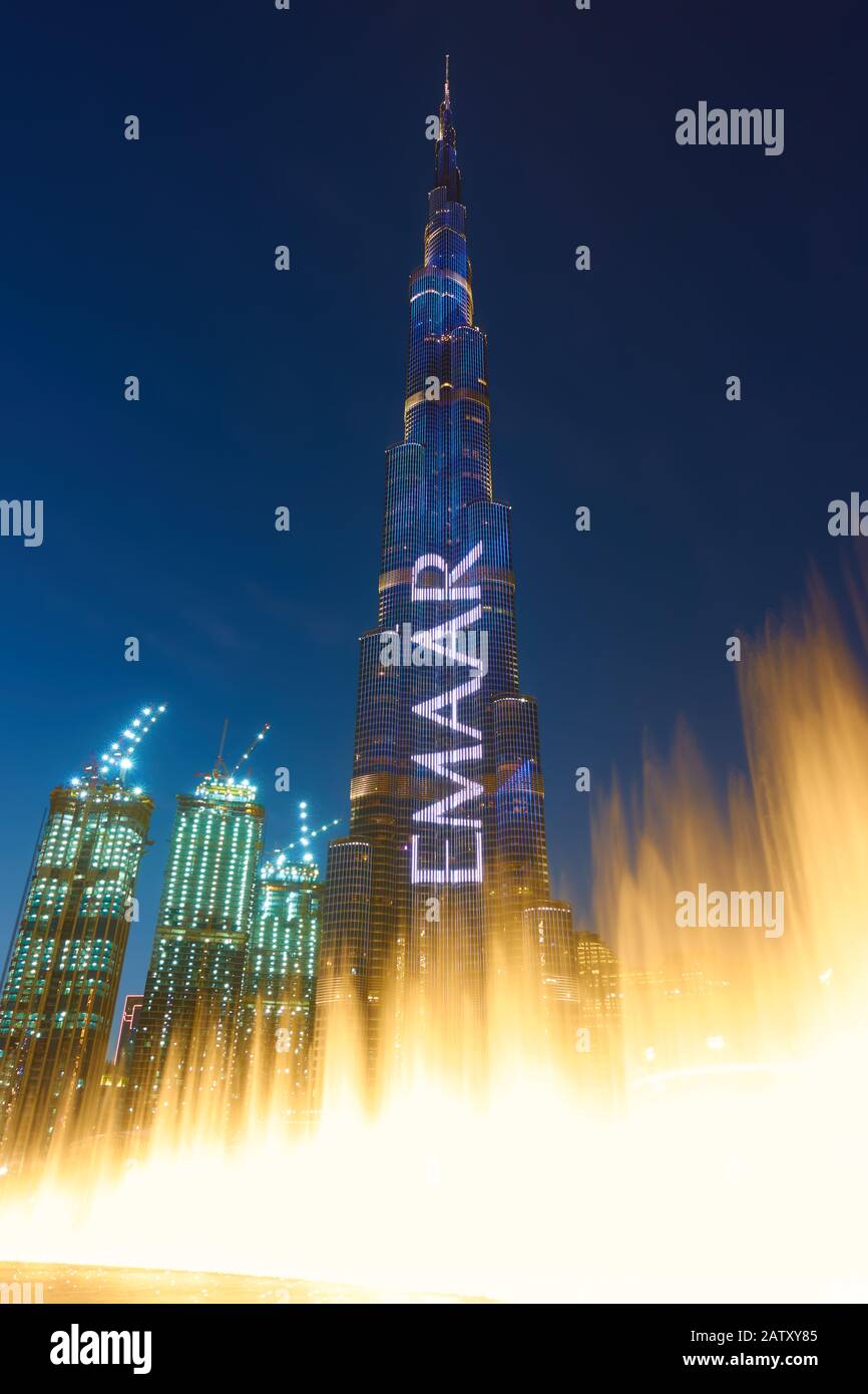 Dubai, OAE - 01 febbraio 2020: La fontana di Dubai e la torre Burj Khalifa di notte illuminate durante lo spettacolo di luci. Il Burj Khalifa è alto Foto Stock