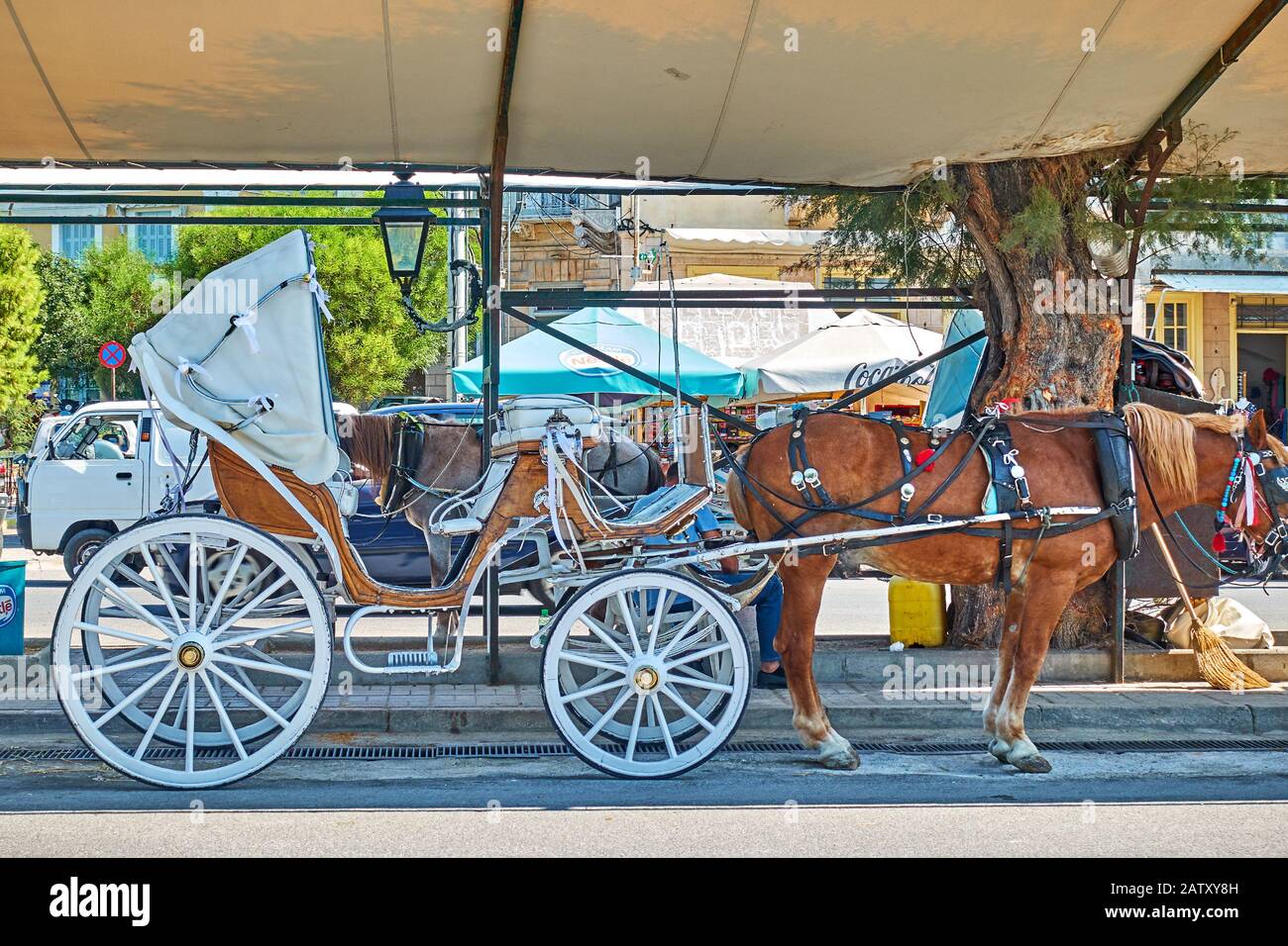 AEGINA, Grecia - 16 settembre 2019: Carrozza a cavalli sul lungomare della città di Aegina Foto Stock