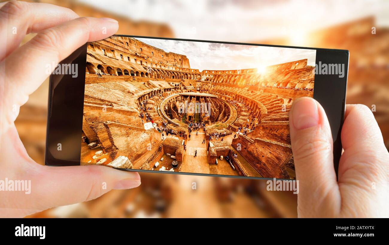 Colosseo o Colosseo in estate, Roma, Italia. Fotografia turistica all'interno del famoso Colosseo con telefono cellulare. Foto del Colosseo romano alla luce del sole sul SM Foto Stock