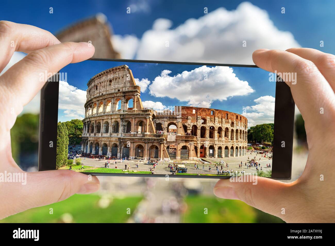 Foto turistica del Colosseo romano antico, Roma, Italia. E' un punto di riferimento di Roma. Foto del famoso Colosseo in estate su smartphon Foto Stock