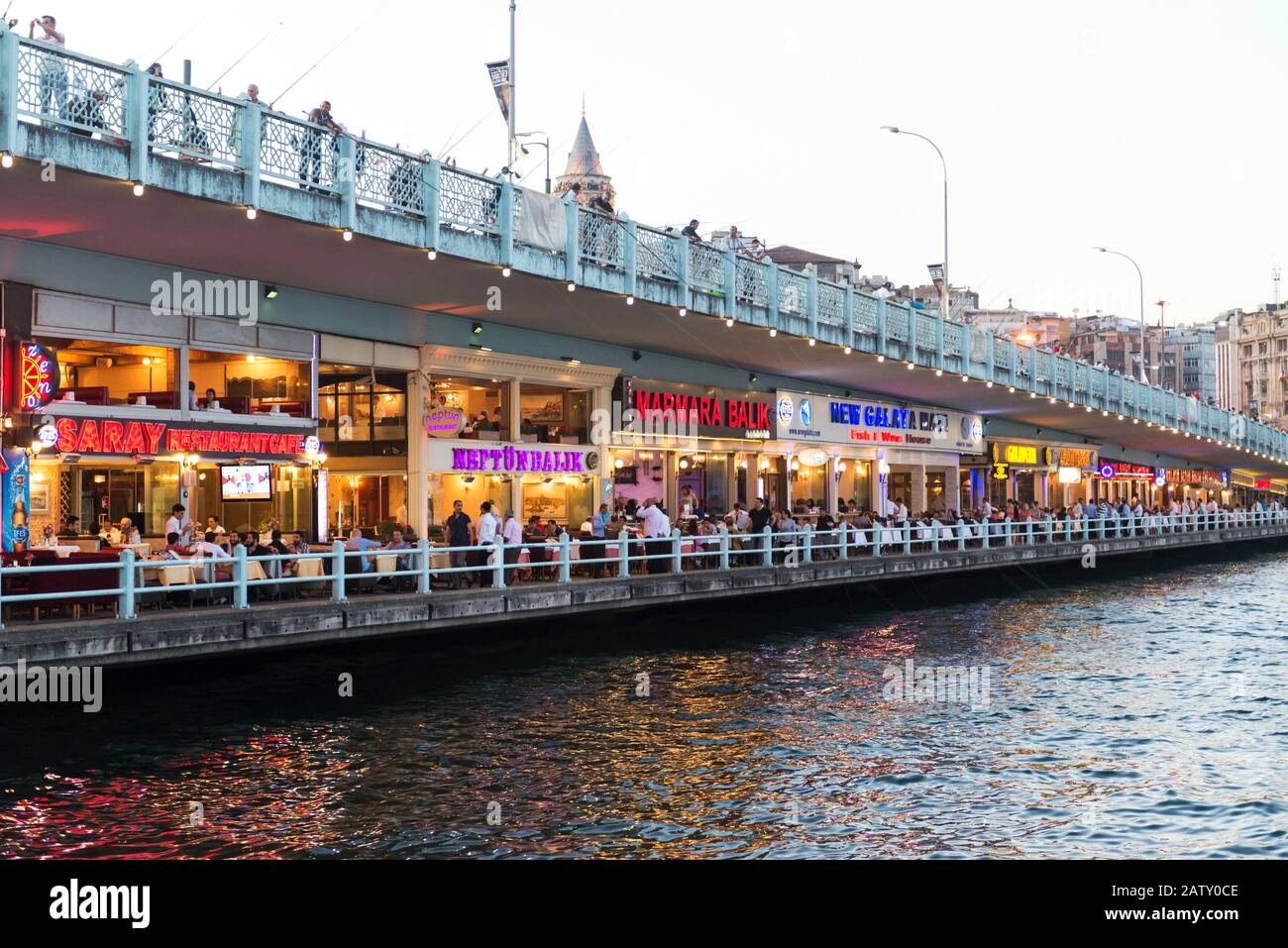 Istanbul - 24 MAGGIO: I turisti si rilassano nei ristoranti situati al primo livello del famoso Ponte Galata di notte il 24 maggio 2013 a Istanbul, Turk Foto Stock