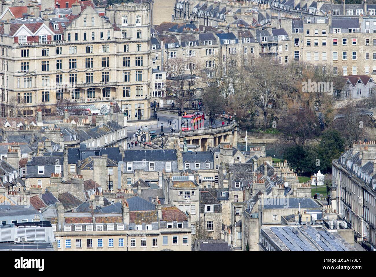 Vista panoramica della città di Bath vista da Alexandra Park che mostra case, negozi e l'architettura di Bath, Inghilterra, Regno Unito Foto Stock