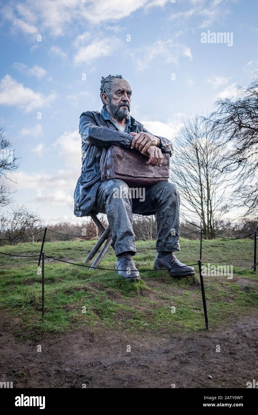 The Sculture Dell'Uomo Seduto, Yorkshire Sculpture Park, West Bretton, Wakefield, Regno Unito. Creato dall'artista Sean Henry. Foto Stock