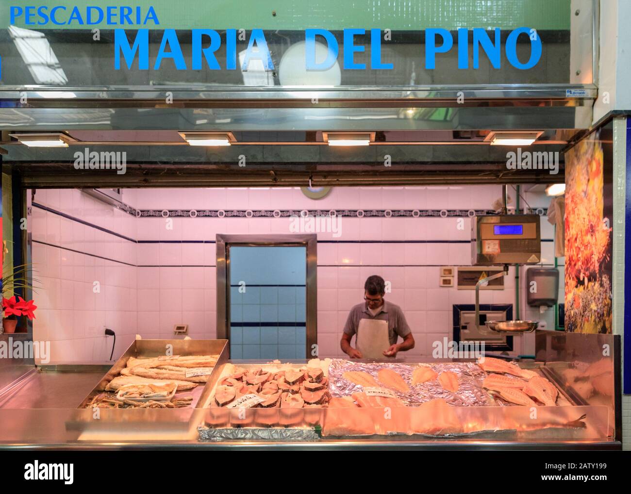 Pescaderia o pescheria, negozio in Mercado De Vegueta interno alimentare mercato, Las Palmas Gran Canaria, Isole Canarie Foto Stock