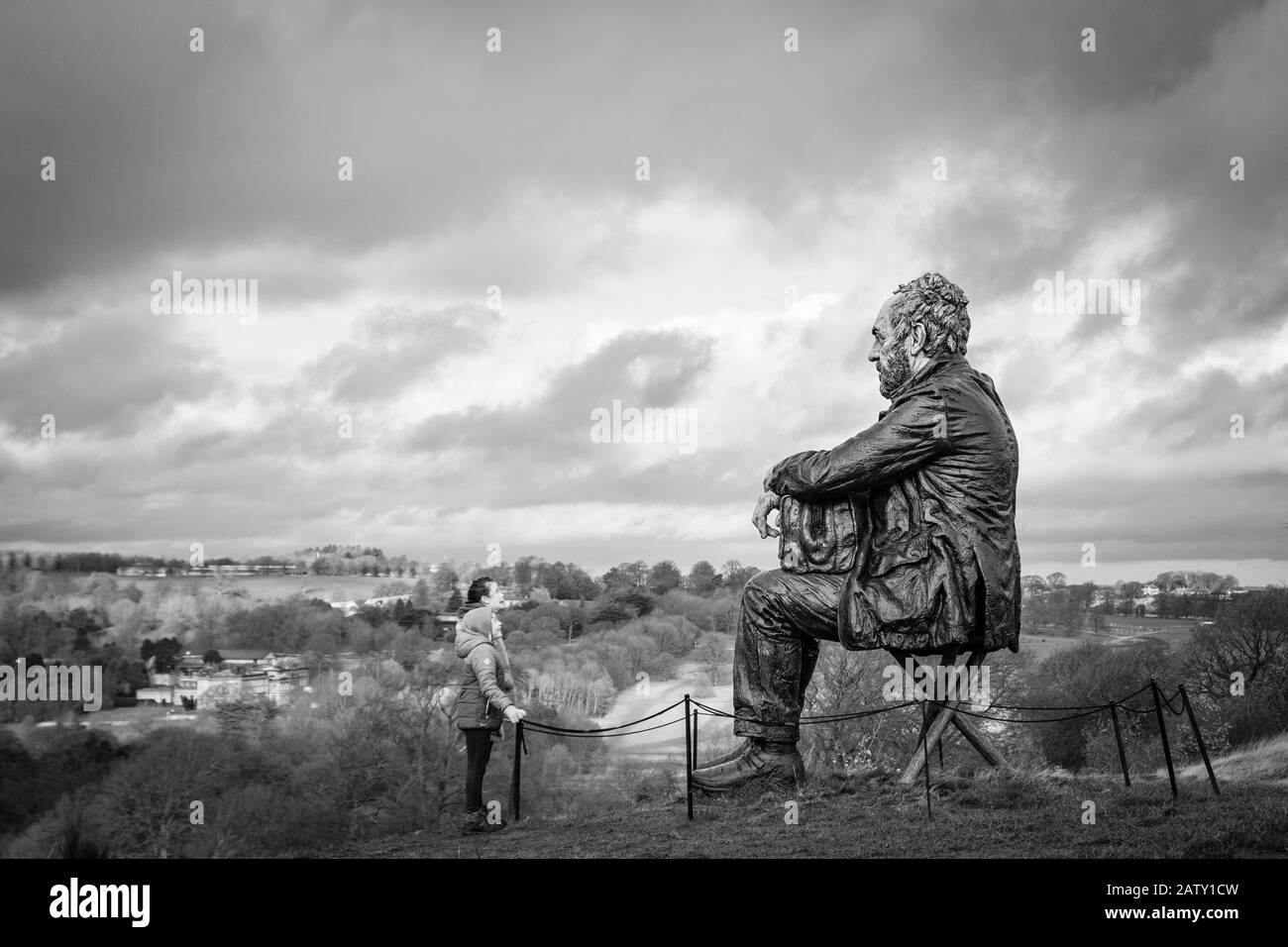 The Sculture Dell'Uomo Seduto, Yorkshire Sculpture Park, West Bretton, Wakefield, Regno Unito. Creato dall'artista Sean Henry. Foto Stock