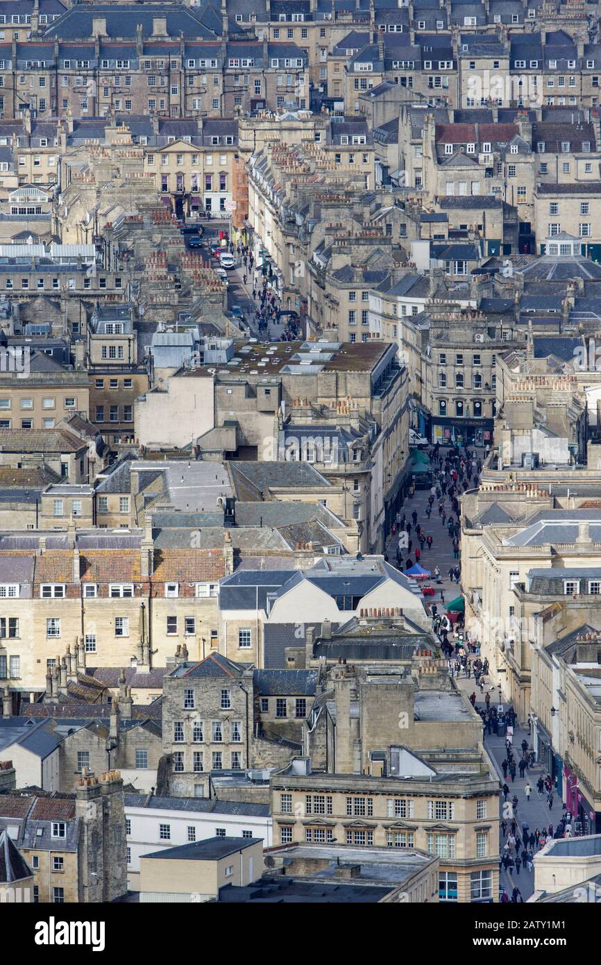 Vista panoramica della città di Bath vista da Alexandra Park che mostra gli amanti dello shopping, le case, i negozi e l'architettura di Bath, Inghilterra, Regno Unito Foto Stock