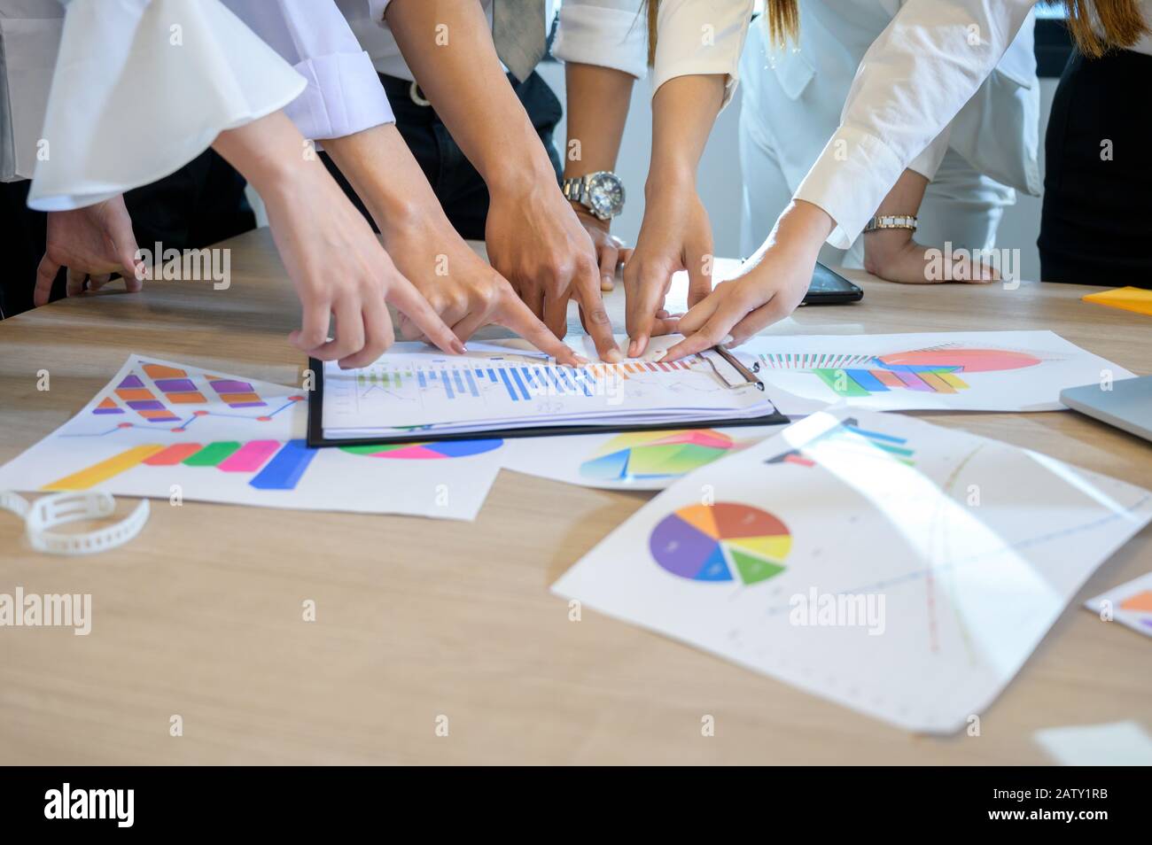 Gli uomini d'affari stanno incontrando e facendo crescere il business su una scrivania Foto Stock