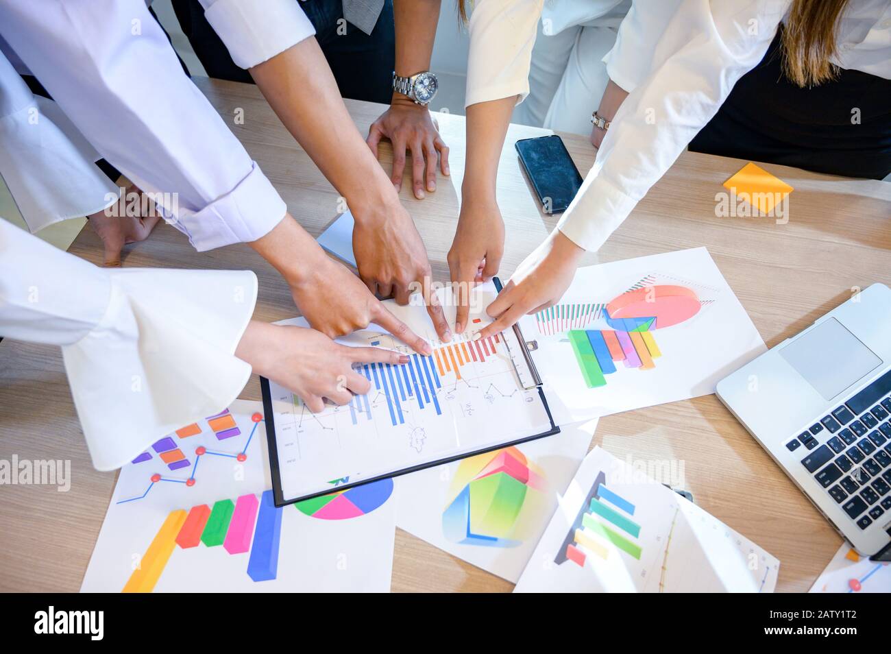 Gli uomini d'affari stanno incontrando e facendo crescere il business su una scrivania Foto Stock