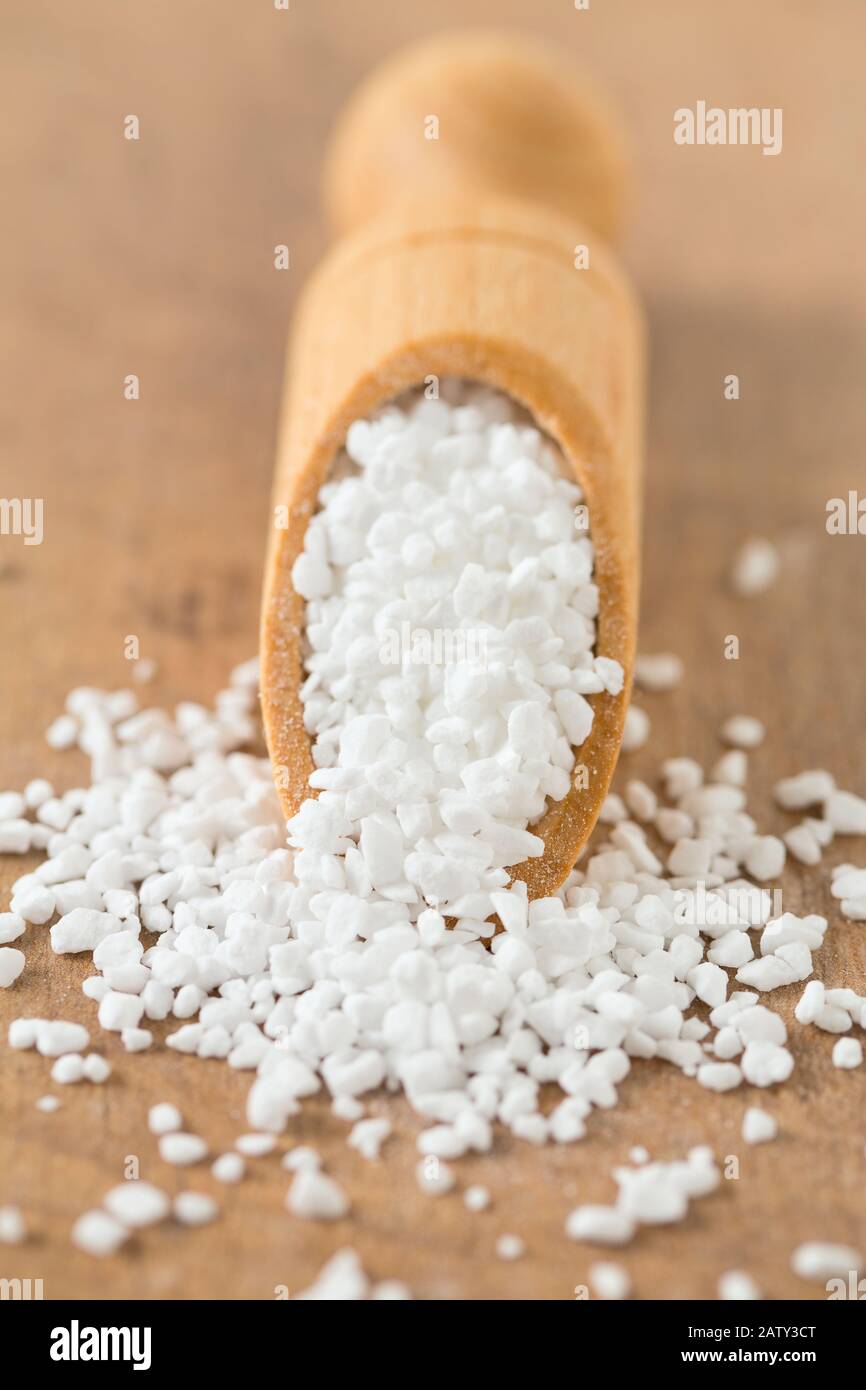 zucchero di perla su tavola di legno Foto Stock