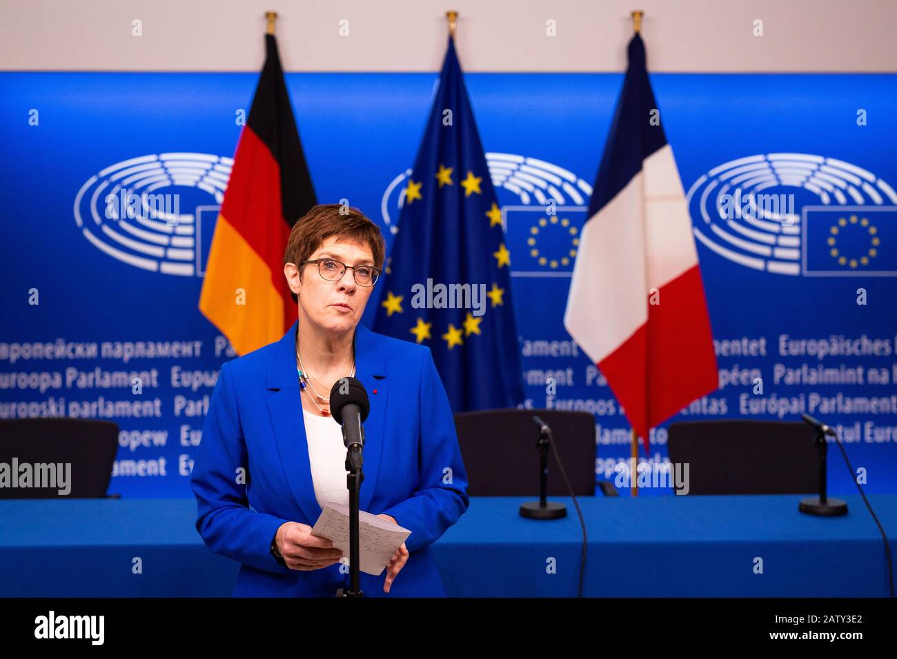 05 febbraio 2020, Francia, Straßburg: Nella costruzione del Parlamento europeo, il Ministro federale della difesa e la Presidente della CDU Annegret Kramp-Karrenbauer legge una dichiarazione sull'elezione del nuovo Ministro della Turingia, che aveva preparato insieme alla Presidenza del partito in una precedente conferenza telefonica. Foto: Philipp von Ditfurth/dpa Foto Stock