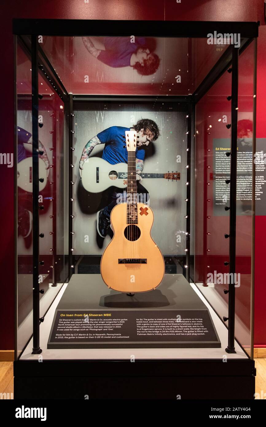 La chitarra di ed Sheeran in mostra al Museo Horniman di Londra Foto stock  - Alamy