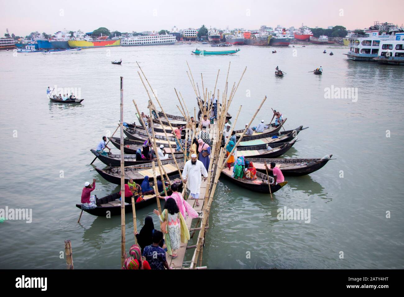 Le persone che partono dalla barca di legno presso il terminal delle barche nel fiume Burigonga per attraversare il fiume al sadarghat dhaka bangladesh Foto Stock