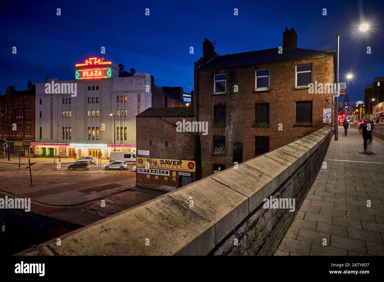 Stockport Landmark Plaza dalla A6 Wellington Road con il pub abbandonato Up Stairs Down Foto Stock
