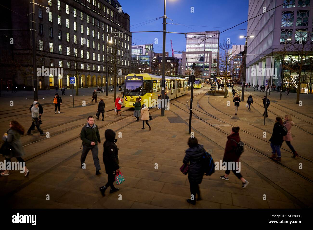 Centro di Manchester, Peters Square, fermata del tram Metrolink, incrocio che attraversa la storica croce di pietra Foto Stock