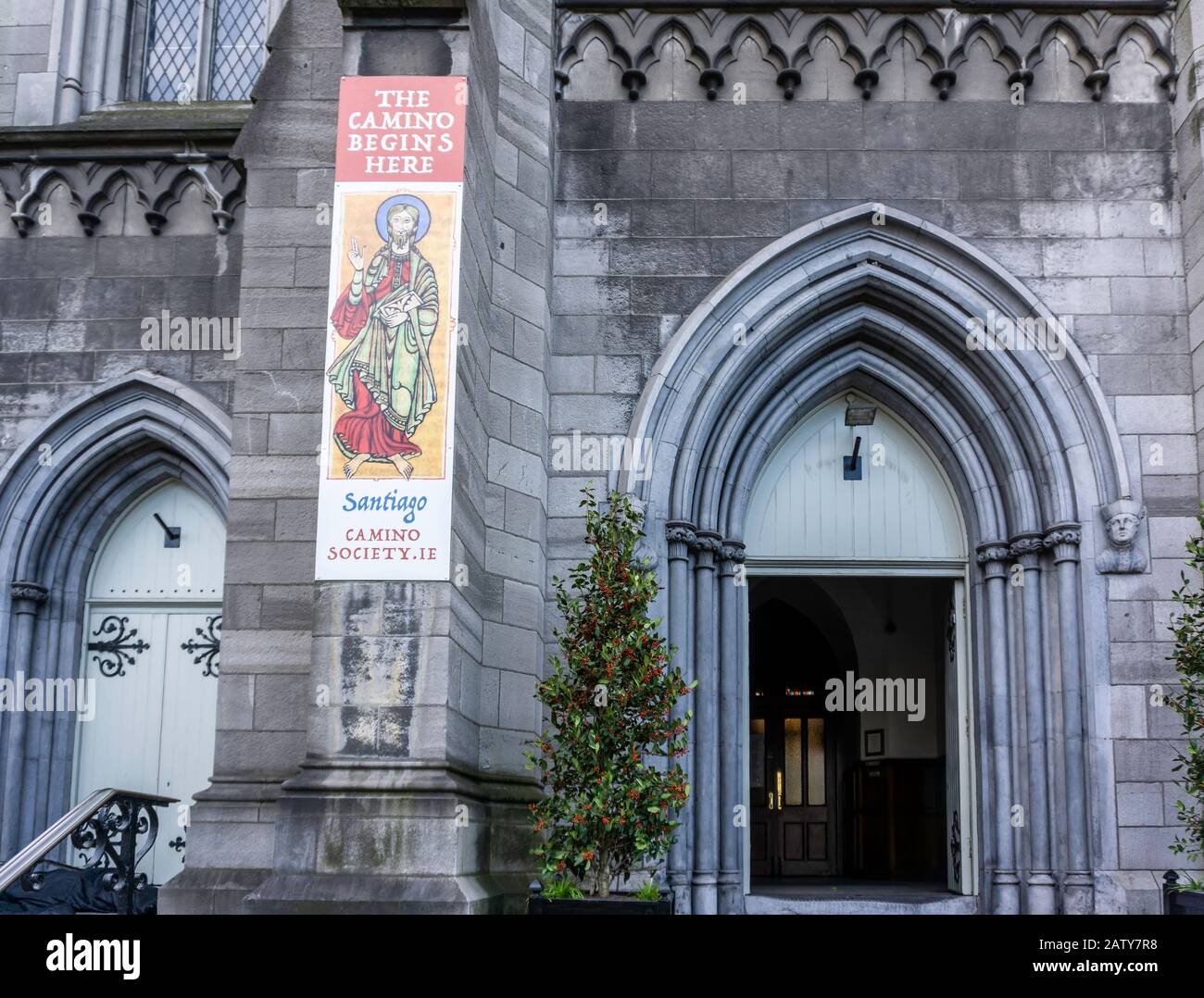 St James Roman Catholic Church in James Street, Dublino, Irlanda. Storicamente la gente ha iniziato il suo pellegrinaggio Camino de Santiago da questa zona. Foto Stock