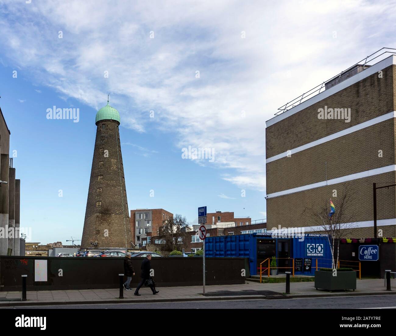 St Patricks Tower, A Thomas Street Dublin, Irlanda. Costruito nel 1757, faceva originariamente parte della distilleria Roe ed è ora parte del Digital Hub di Dublino. Foto Stock